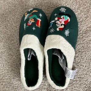 Women’s Disney slippers NWOT size 7-8